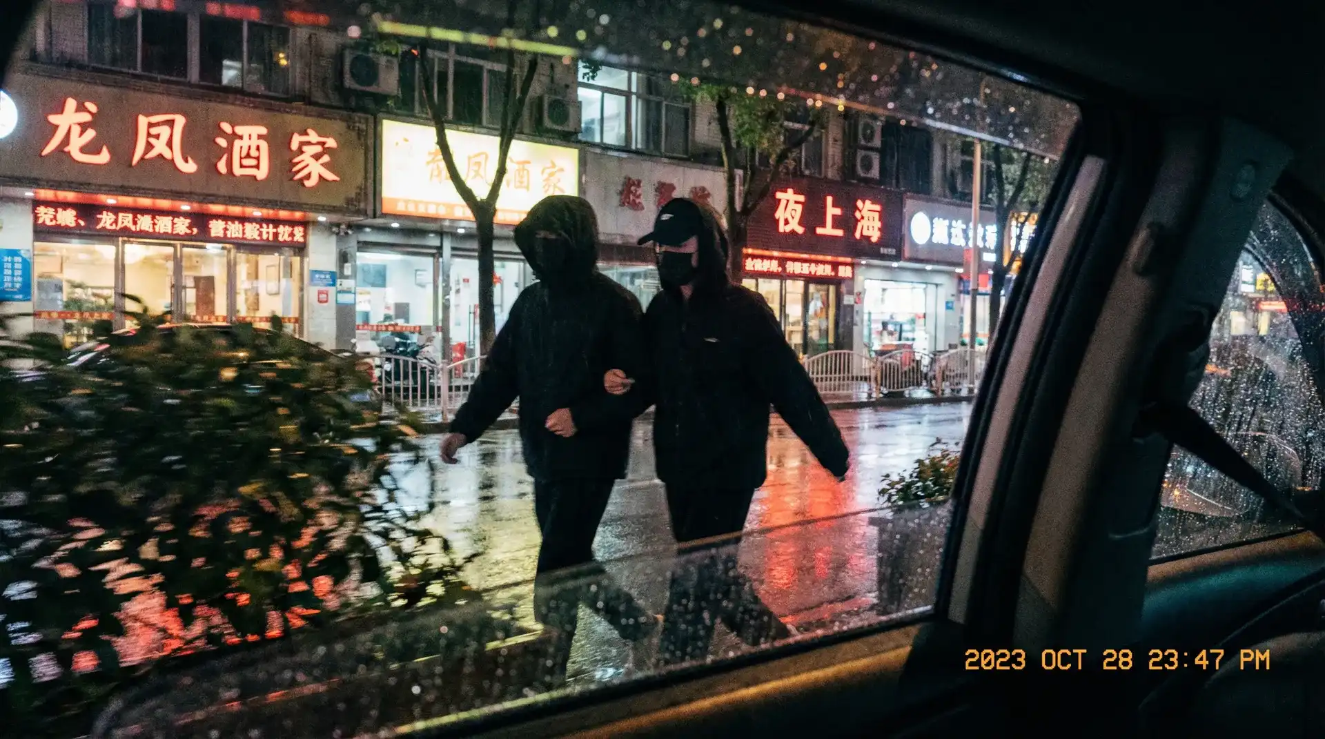 彭州求职 - 顶流明星深夜密会现场抓拍照片